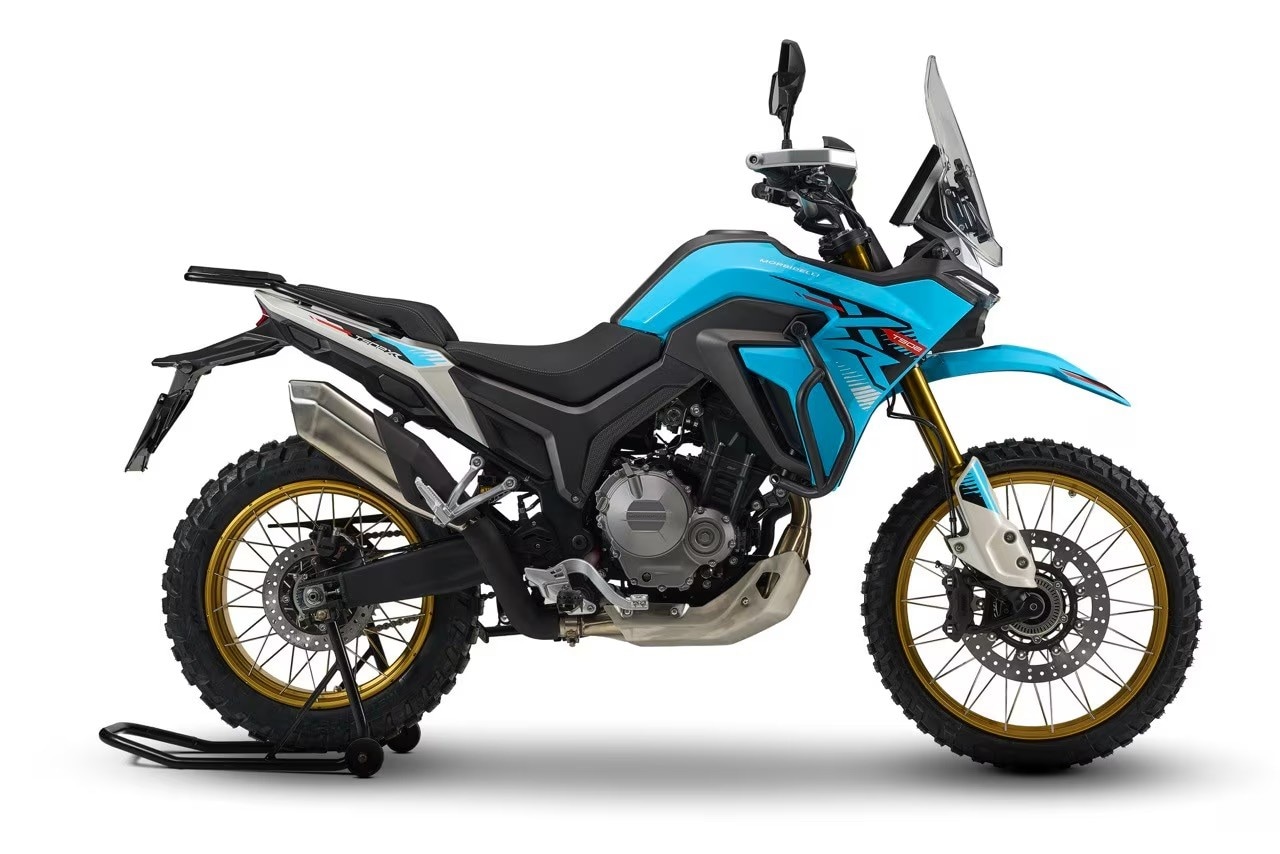 <div class='descrGalleryTitle'>6.	Morbidelli T502/XR</div><div class='descrGalleryText'><p>Da casa Morbidelli un’accoppiata che nel 2026 potrebbe spopolare: dopo la T502X, crossover con ruote 19-17, arrivano le sue versioni adventure e, concedetecela, maxi motard. La prima adotta una sigla cara ai fuoristradisti e si chiamerà<b> T502XR, con ruote da 21 e 18”</b>, la seconda opta per l’accoppiata <b>17-17</b> e si chiamerà semplicemente T502. La T502XR sarà equipaggiata con cerchi tubeless ed entrambe le ruote avranno <b>200 mm di escursione</b>, valore che la renderà verosimilmente più che discretamente capace fuoristrada; la forcella è da 41 mm. Il peso, considerata la cilindrata, non è una piuma: <b>198 kg in ordine di marcia.</b> Per lei, ben 4 riding mode, uno dei quali dedicato all’off-road, con gestione del TC e ABS completamente escludibile. La T502 ha invece ruote in lega, <b>forcella da 43 mm</b> con escursione ridotta a 180 mm, due dischi freno anteriori da 300 mm, per un peso in ordine di marcia di 210 kg, e ci sono 2 modalità di guida, con la possibilità di disattivare l’ABS al posteriore. Per entrambe, il motore rimane da<b> 486 cc e 47 cavalli, </b>perfettamente nei limiti della patente A2.</p>
</div>